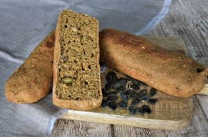 Pečivo ze směsi Body chléb. Směs pro výrobu vysoce vláčného pečiva s vařenou záparou ze lnu a slunečnice.