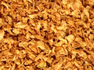 Omytá, očištěná, nakrájená a orestovaná čerstvá cibule v rostlinném oleji, smíchaná s pšeničnou moukou a solí.